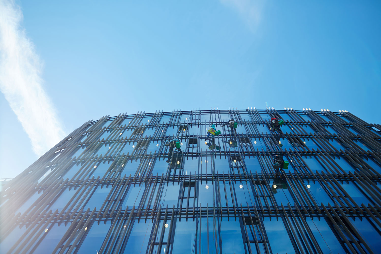 Vask av næringsbygg i Bergen med moderne utstyr og biologisk nedbrytbare rengjøringsmidler.